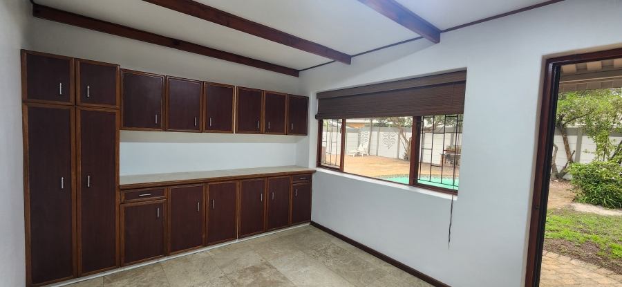 To Let 3 Bedroom Property for Rent in Meadowridge Western Cape